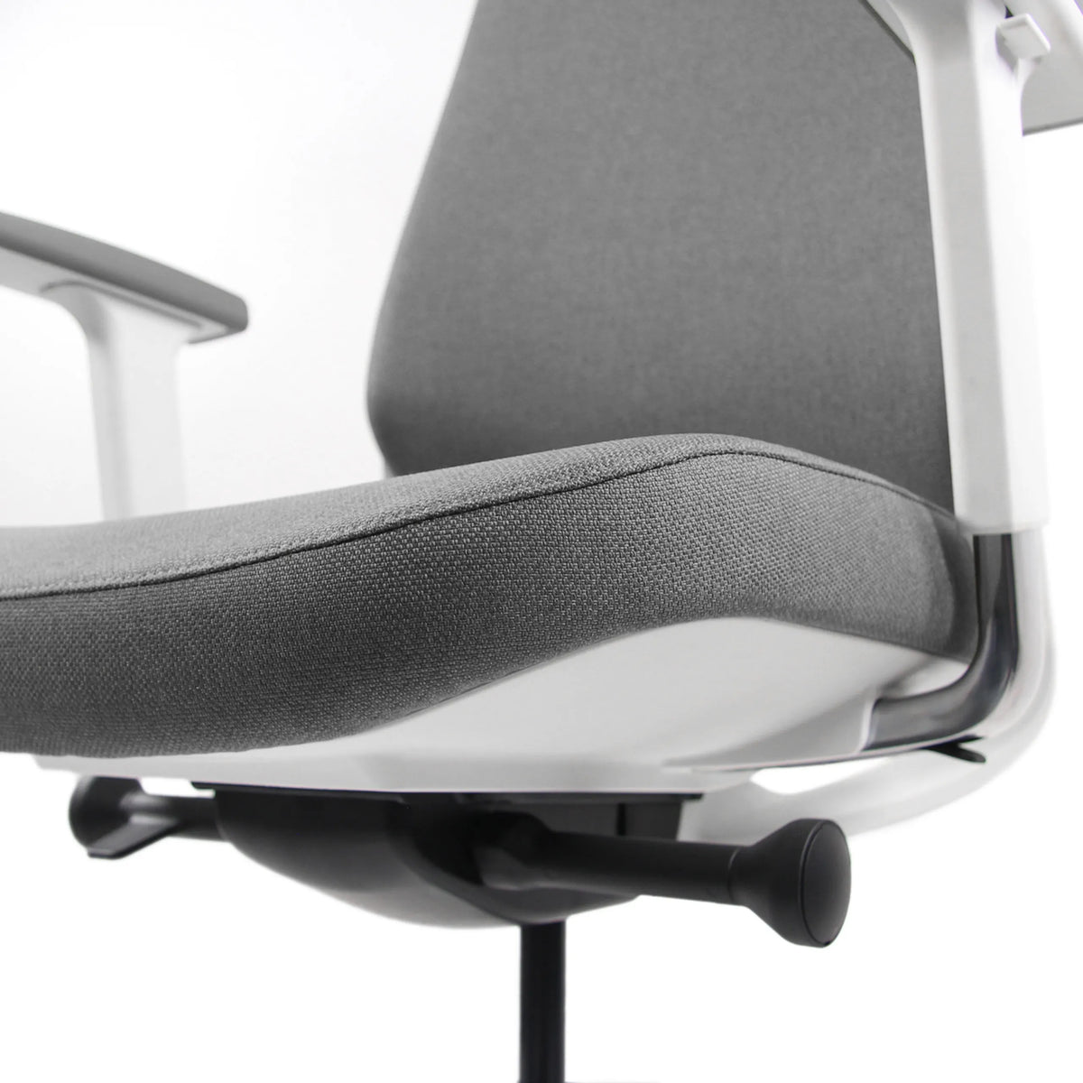 Ammattitason toimistotuoli CHIARO T4 WHITE-tuolin harmaa istuin ja selkänoja, valmistaja hjh OFFICE
