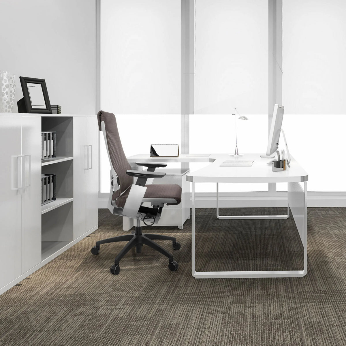 Ammattitason toimistotuoli GENIDIA SMART WHITE, jossa on harmaa verkkoverhoilu ja valkoinen runko, valmistaja hjh OFFICE
