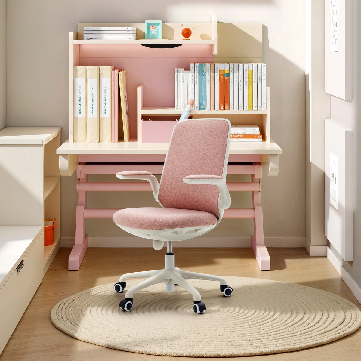 Rosa Kinderdrehstuhl Swivelo mit Armlehnen und Rollen an einem Schreibtisch von hjh OFFICE