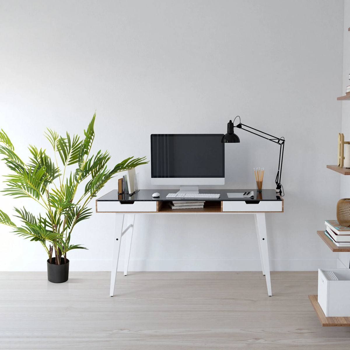 Tekokasvi ARECA I vihreänä yksinkertaisessa mustassa ruukussa työpöydän vieressä, valmistaja hjh OFFICE