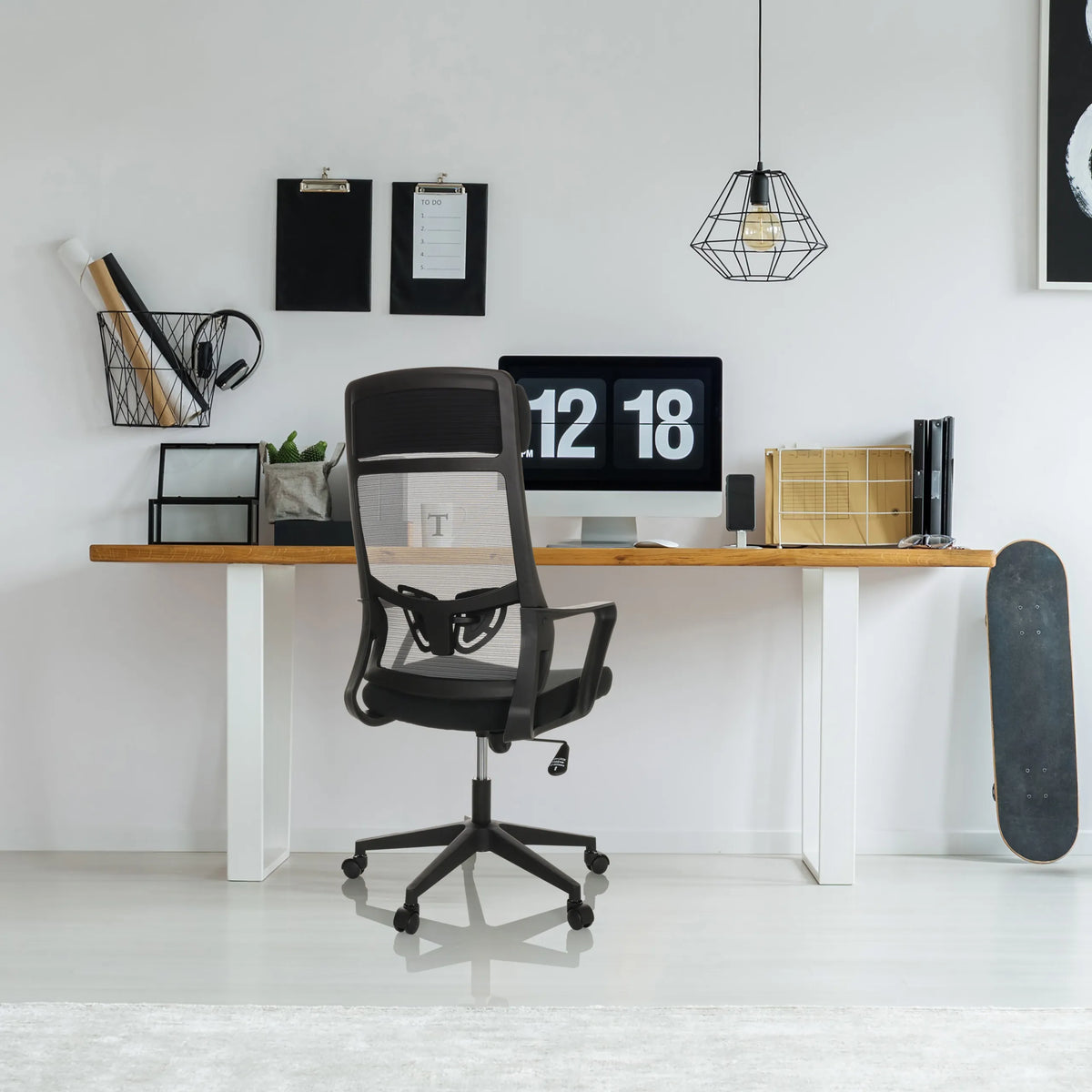 Musta Home Office -toimistotuoli NEKEO, jossa on verkkoselkänoja ja käsinojat, valmistaja hjh OFFICE