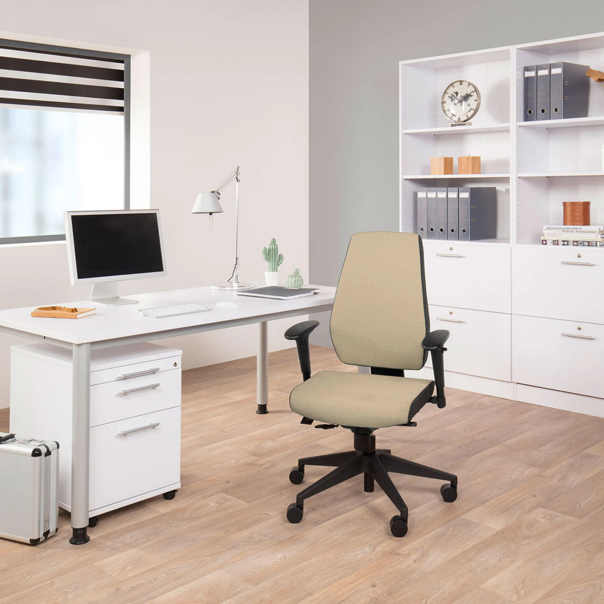 Beige Ammattitason toimistotuoli PRO-TEC 500, jossa on säädettävät käsinojat ja ristikkojalusta pyörillä, valmistaja hjh OFFICE