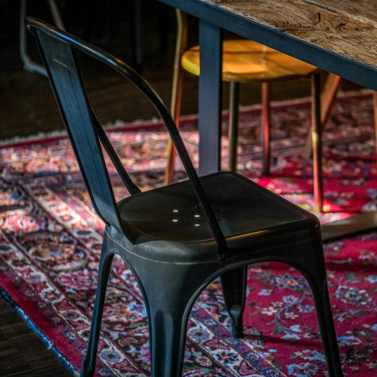 Musta metallinen Bistrotuoli VANTAGGIO BRUSH, jossa on kaareva selkänoja, valmistaja hjh OFFICE