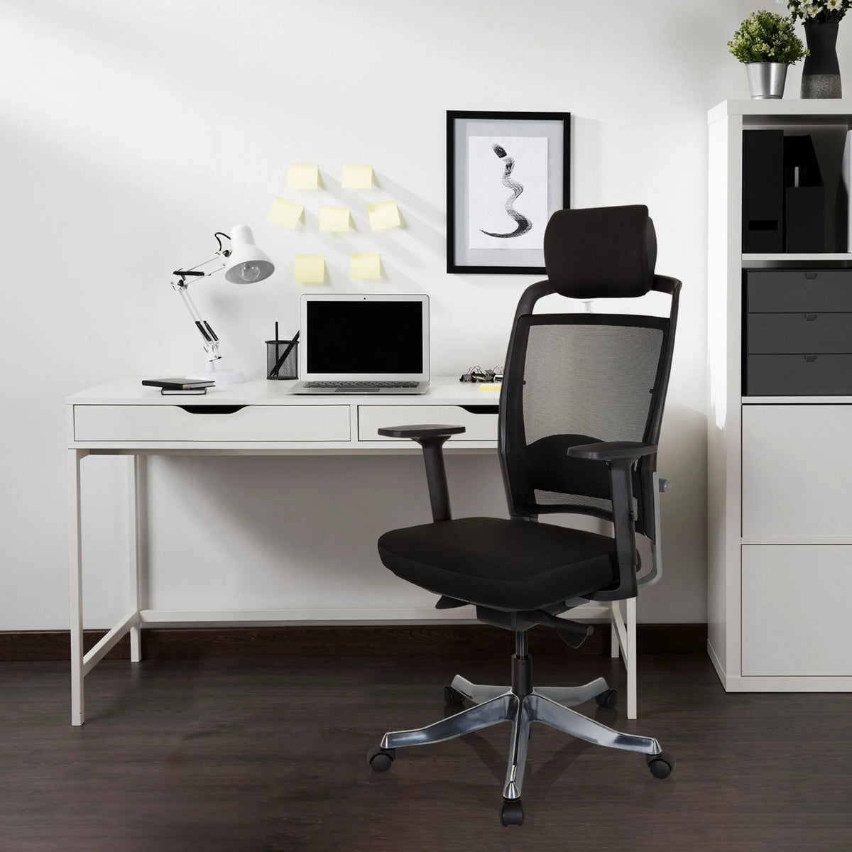 Musta Ammattitason toimistotuoli IKAST I, jossa on verkkoselkänoja, niskatuki ja käsinojat, valmistaja hjh OFFICE