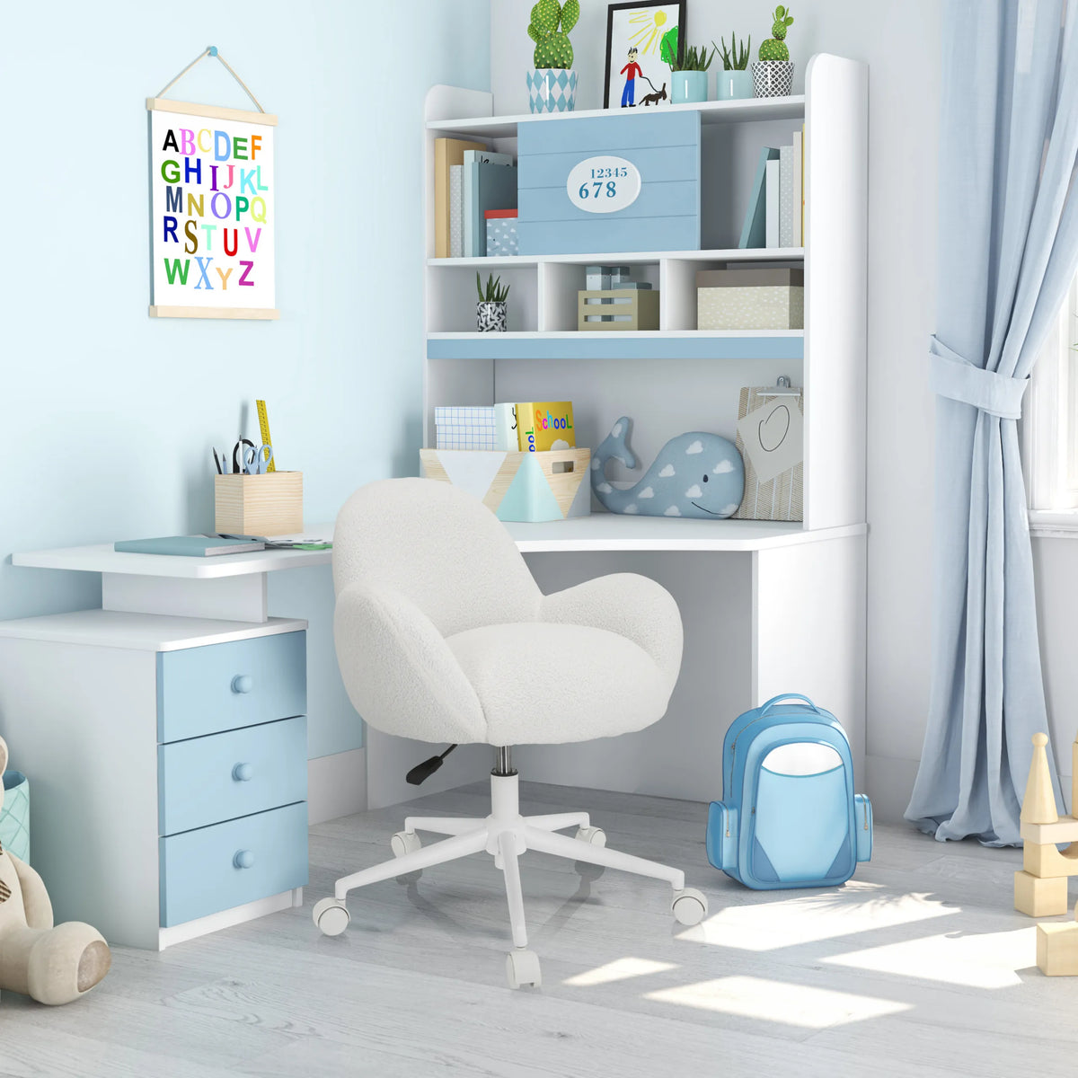 Valkoinen KID TEDDY I lasten pyörivä tuoli tähtijalalla ja pyörillä valkoisen työpöydän ääressä, valmistaja hjh OFFICE