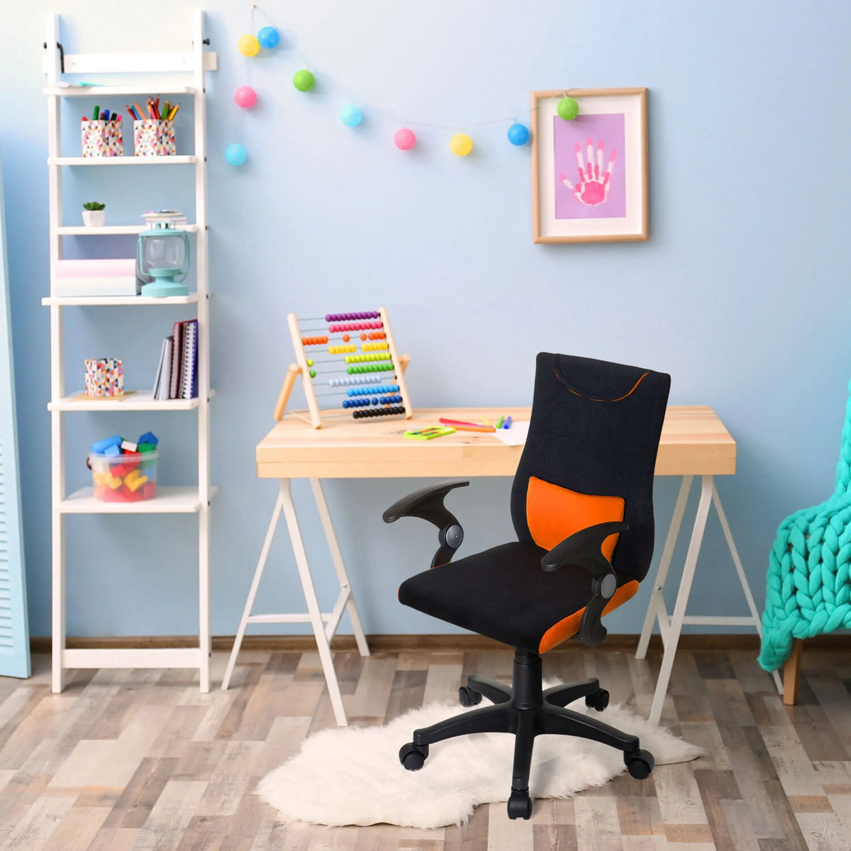 Lasten pyörivä tuoli KIDDY PRO AL musta-oranssina, käsinojilla ja pyörillä, valmistaja hjh OFFICE