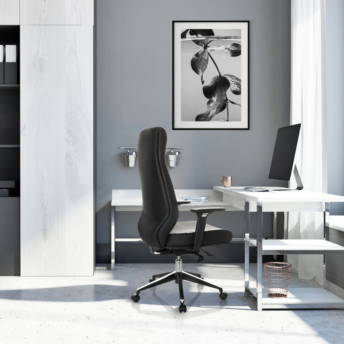 Ammattitason toimistotuoli VITORO ECO mustana, korkealla selkänojalla ja tähtijalkaisena valkoisen työpöydän edessä, valmistaja hjh OFFICE