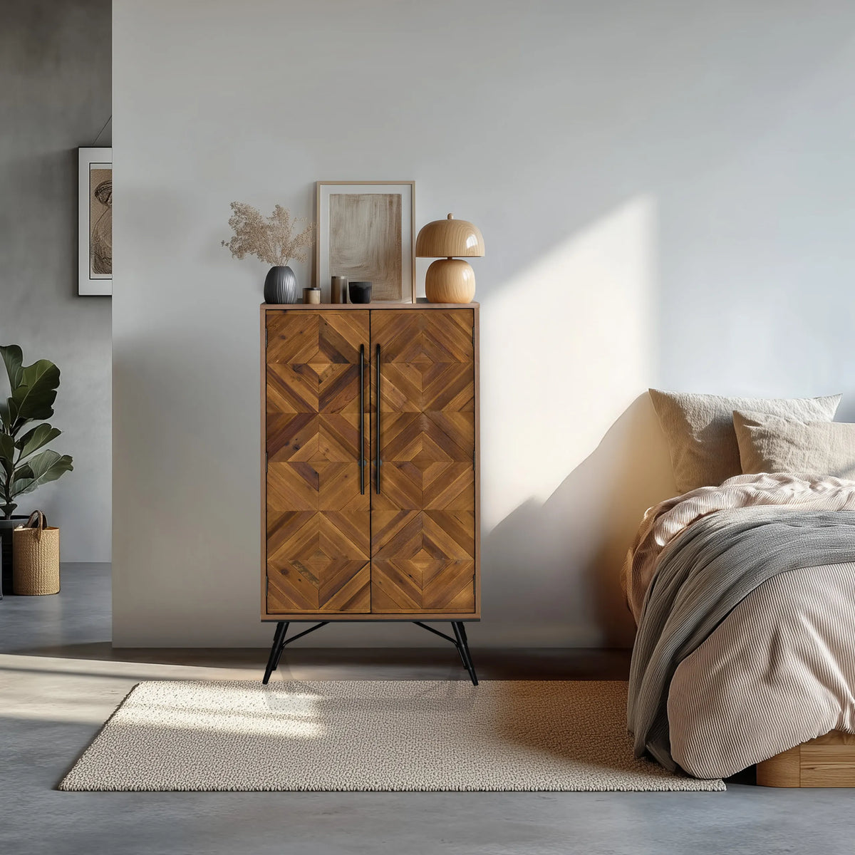 Lipasto SANTJAGO WOOD HIGH tummanruskeaa puuta, jossa on geometrinen kuvio ja mustat metallijalat, valmistaja hjh LIVING