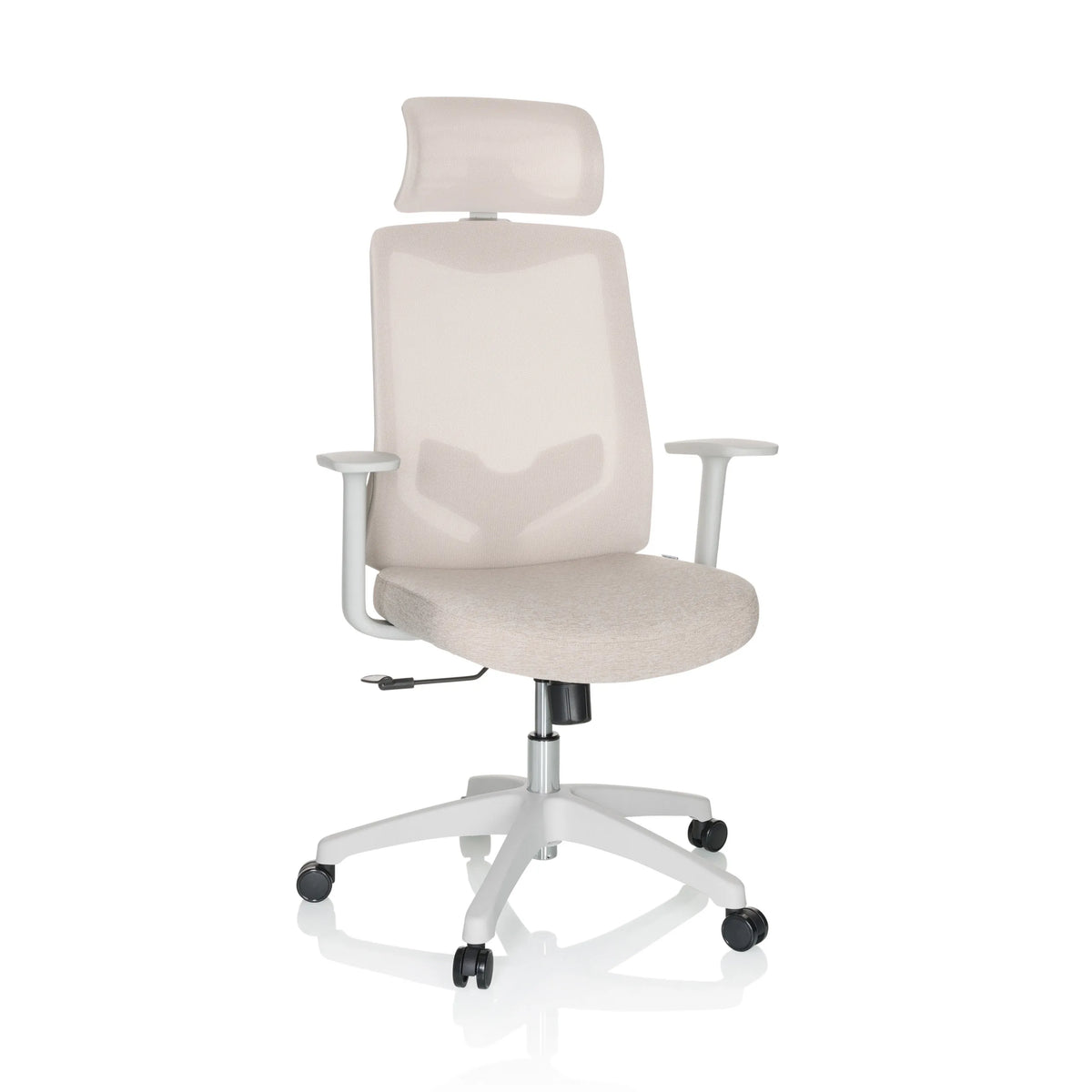 Beige Home Office -toimistotuoli MIKEO W niskatuella ja valkoisella viisipyöräisellä jalustalla, valmistaja hjh OFFICE – 360 asteen näkymä (etunäkymä 15°)