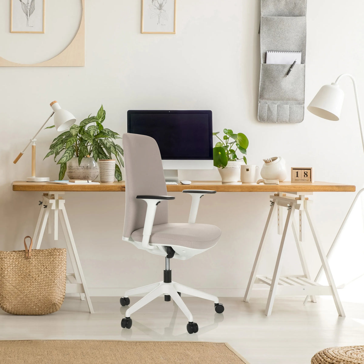 Beige Ammattitason toimistotuoli NESTORA, jossa on valkoiset käsinojat ja ristikkojalusta pyörillä, valmistaja hjh OFFICE