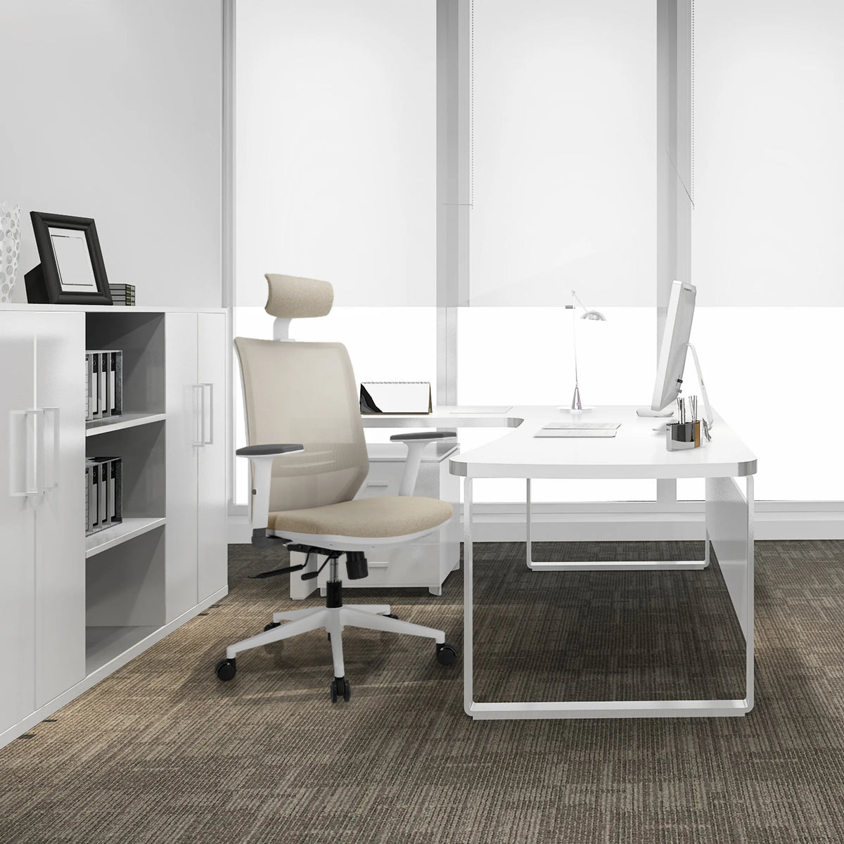Beige Ammattitason toimistotuoli PROFONDO PRO W niskatuella ja käsinojilla valkoisen työpöydän edessä, valmistaja hjh OFFICE