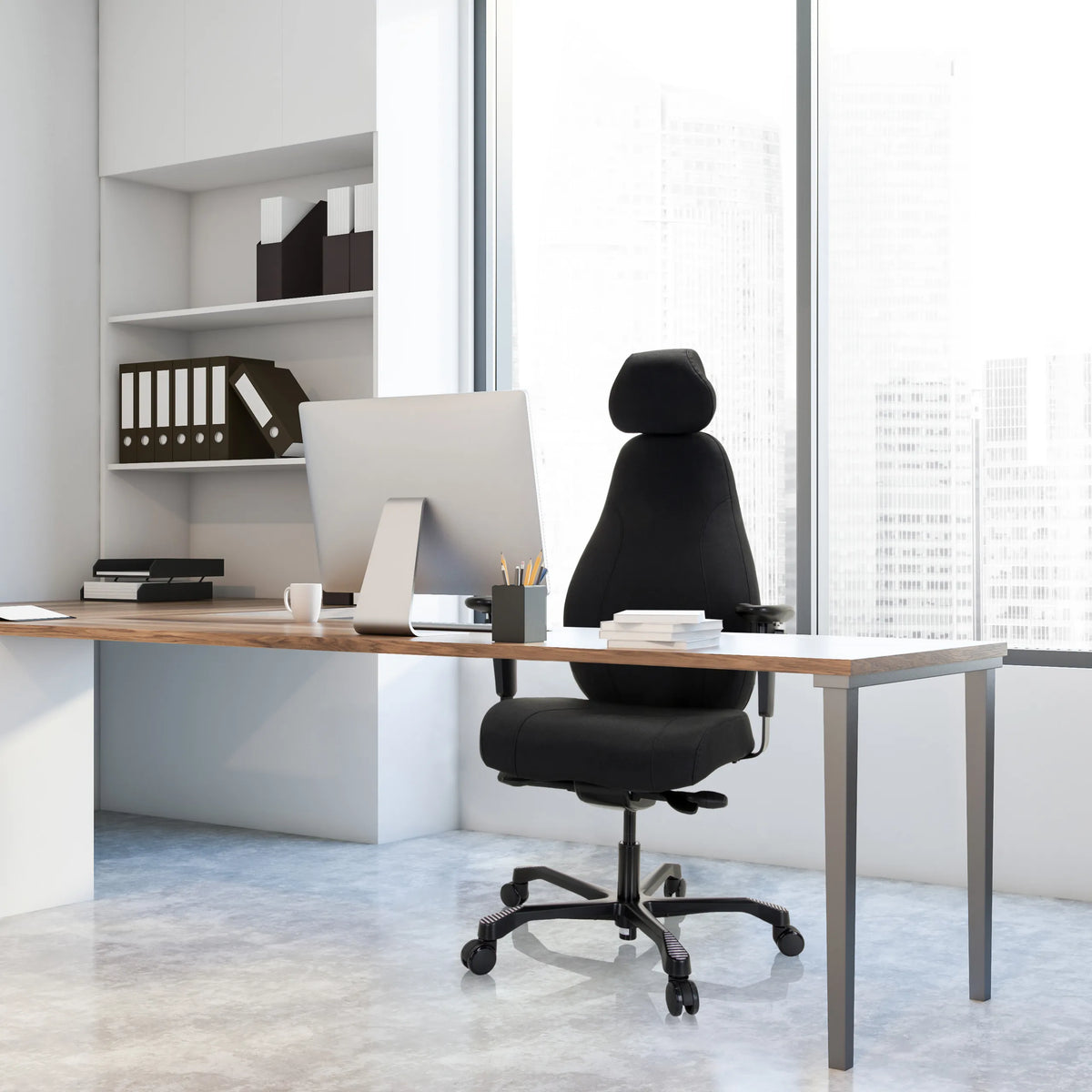 Musta Ammattitason toimistotuoli RESISTIO XXL niskatuella ja käsinojilla työpöydän ääressä, valmistaja hjh OFFICE