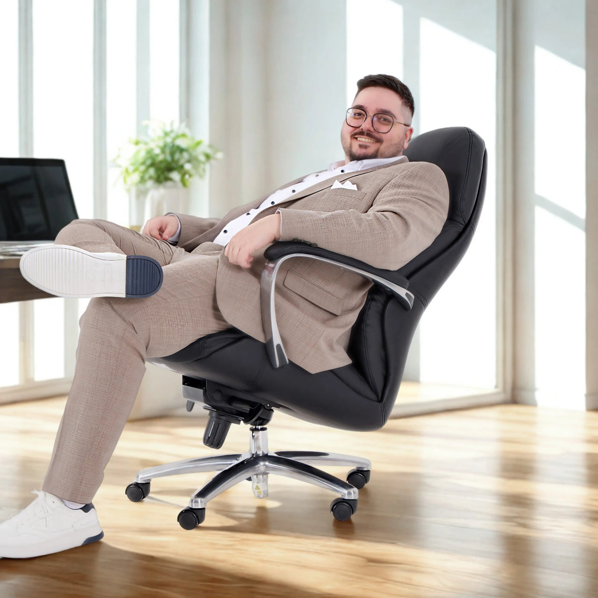 Musta pyörivä tuoli BRENTON XXL käsinojilla ja tähtijalalla, valmistaja hjh OFFICE