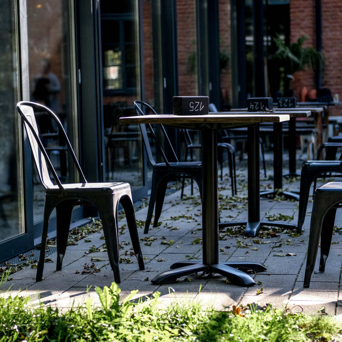 Musta Bistrotuoli VANTAGGIO BRUSH ja siihen sopiva pöytä ulkotiloissa, valmistaja hjh OFFICE