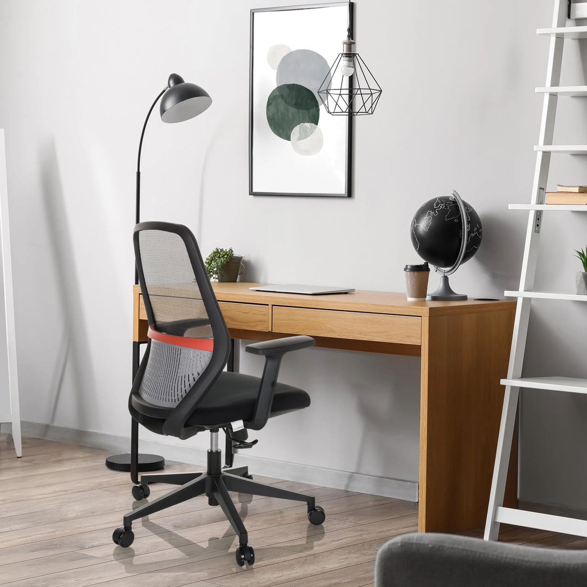 Ammattitason toimistotuoli CARLOW I värissä musta verkkoselkänojalla ja käsinojilla, valmistaja hjh OFFICE