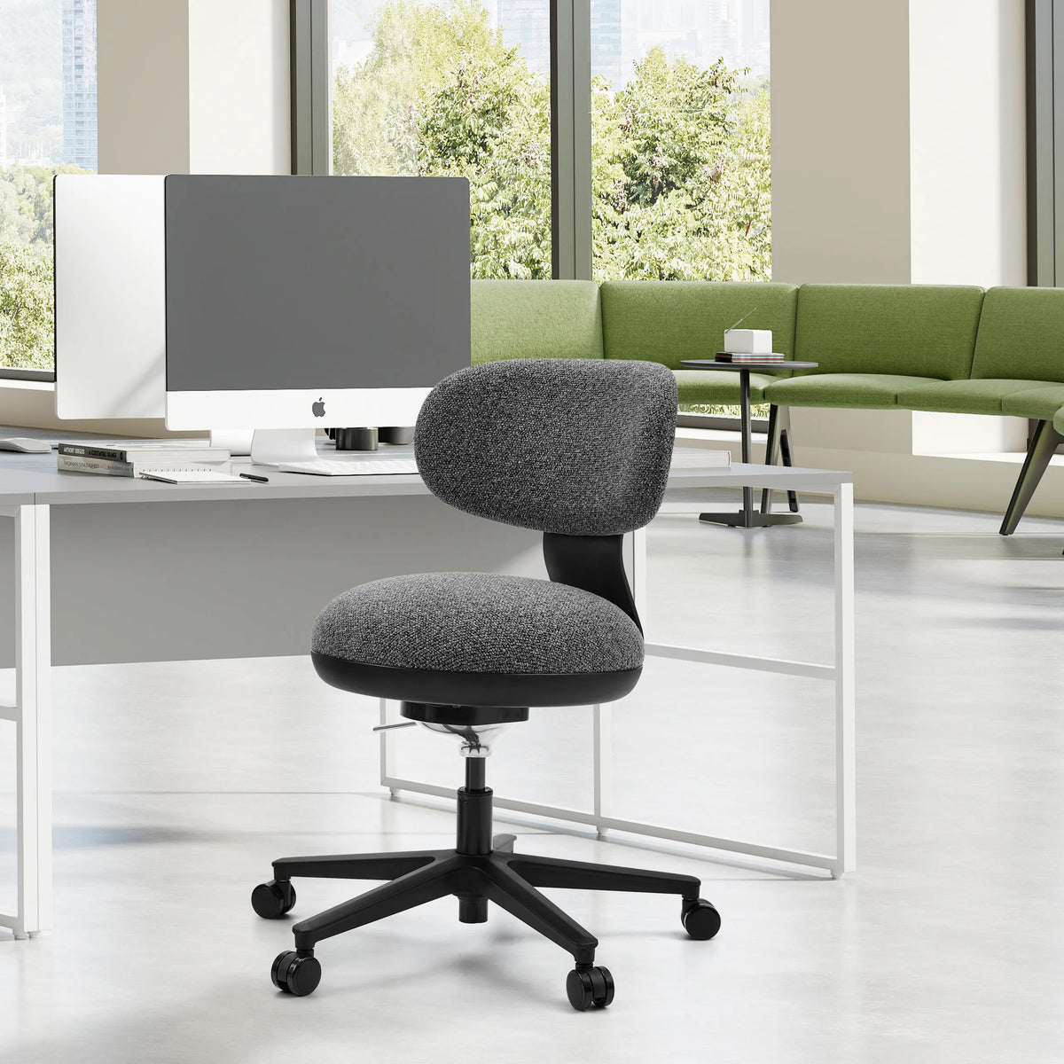 Harmaa SITMOTION B Home Office -toimistotuoli pyörillä valkoisen työpöydän edessä valoisassa toimistossa, valmistaja hjh OFFICE