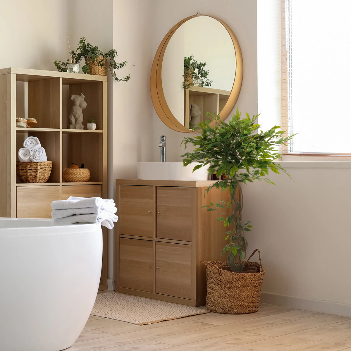 Vihreä tekokasvi FICUS I punotussa korissa kylpyhuoneessa, valmistaja hjh OFFICE