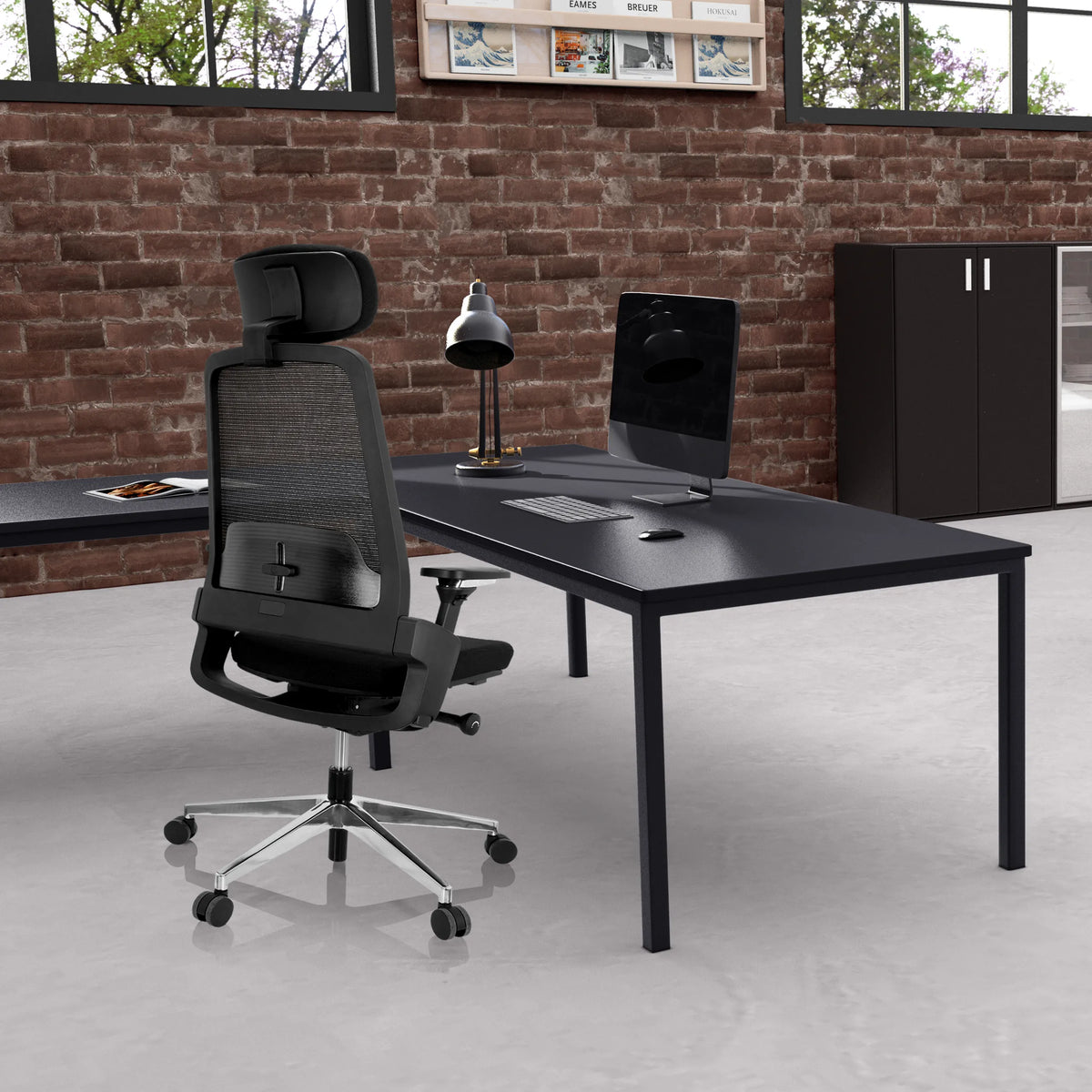 Musta Ammattitason toimistotuoli BRACIO verkkoselkänojalla ja niskatuella, valmistaja hjh OFFICE