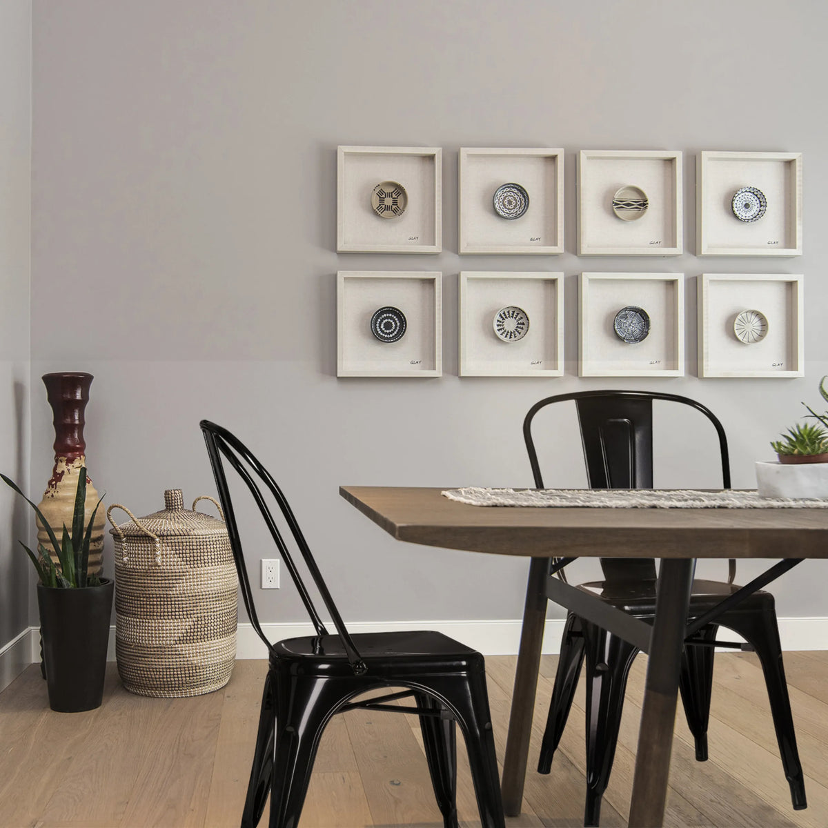 Mustat metalliset VANTAGGIO COMFORT-bistrotuolit puupöydän ääressä, valmistaja hjh OFFICE