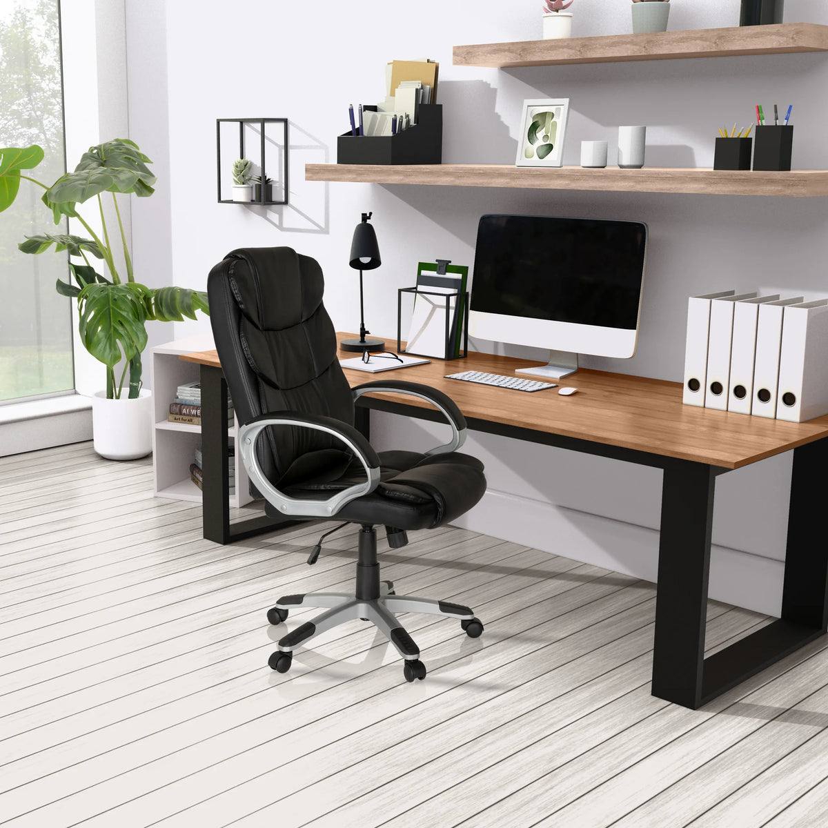 Home Office -toimistotuoli RELAX BY155 mustana käsinojilla työpöydän edessä, valmistaja MyBuero