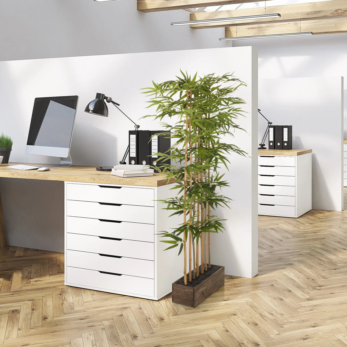 Vihreä tekokasvi BAMBUS I tummassa puuastiassa toimistoon, valmistaja hjh OFFICE