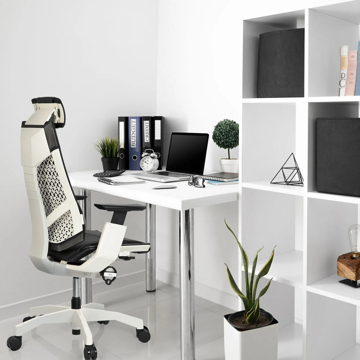 High End -toimistotuoli GENIDIA PRO WHITE värissä mustavalkoinen valkoisen työpöydän ääressä modernissa kotitoimistossa, valmistaja hjh OFFICE