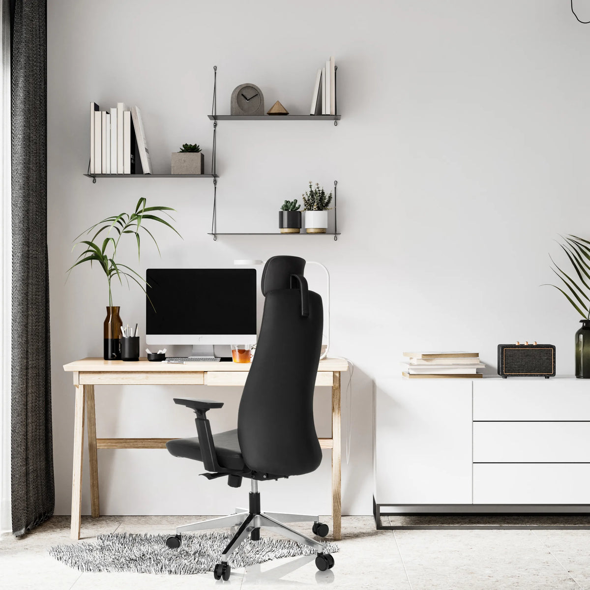 Musta ammattitason toimistotuoli YUCANO I työpöydän ääressä valoisassa huoneessa, valmistaja hjh OFFICE