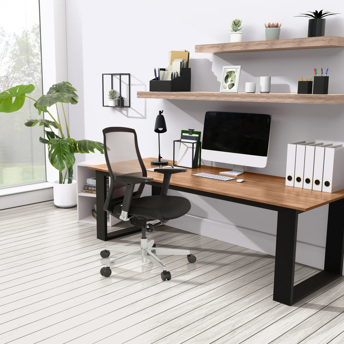 High End -toimistotuoli FOUNTAINE mustana työpöydän ääressä valoisassa huoneessa, valmistaja hjh OFFICE
