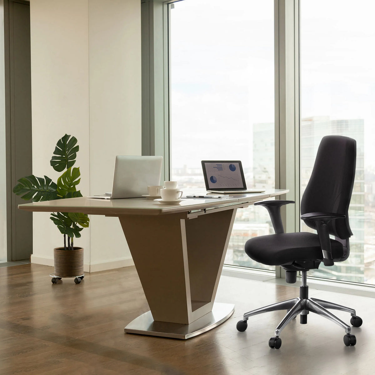 Musta Ammattitason toimistotuoli PRO-TEC 200 käsinojilla ja pyörillä työpöydän ääressä, valmistaja hjh OFFICE
