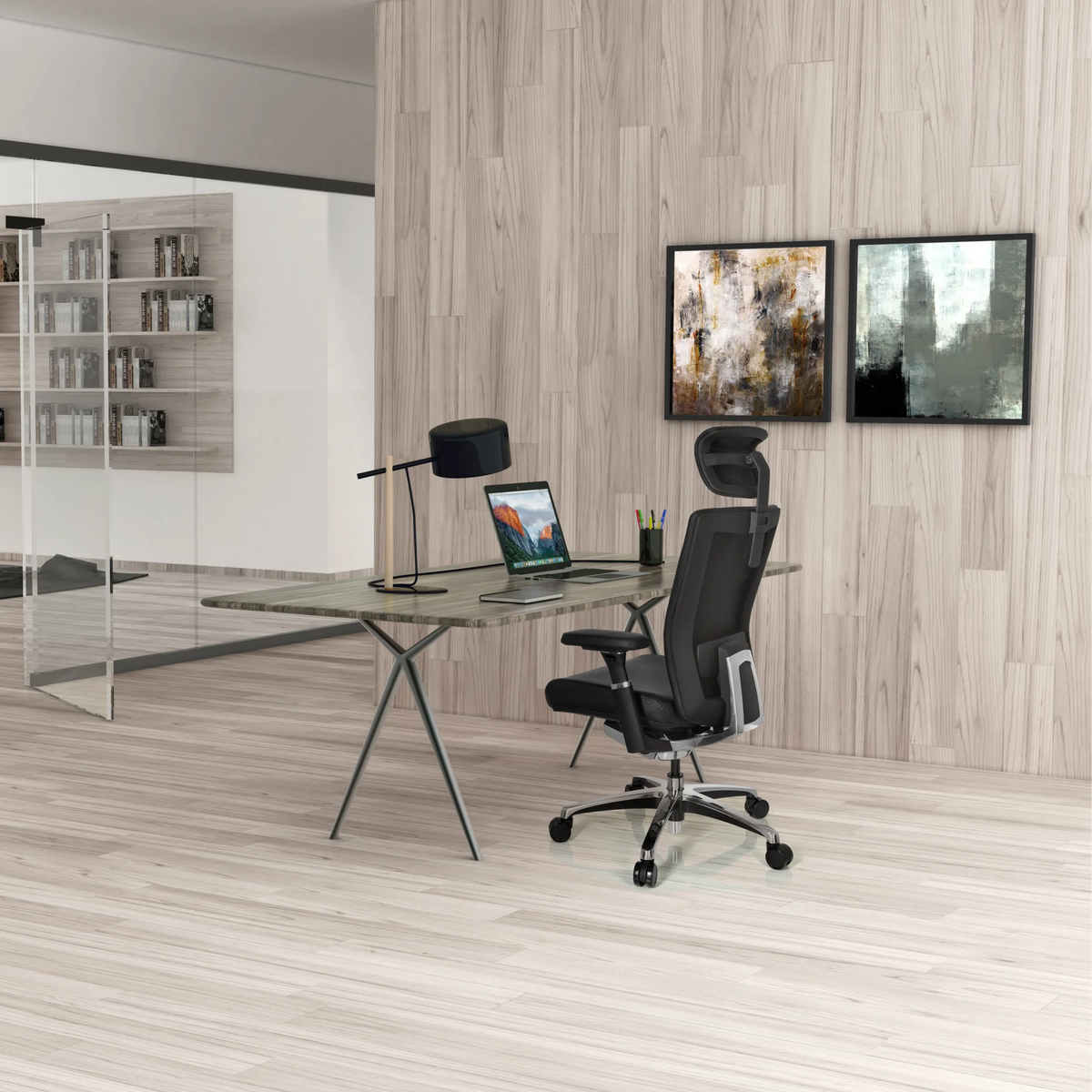 Musta ammattitason toimistotuoli NOVA nahasta työpöydän ääressä modernisti sisustetussa toimistossa, valmistaja hjh OFFICE