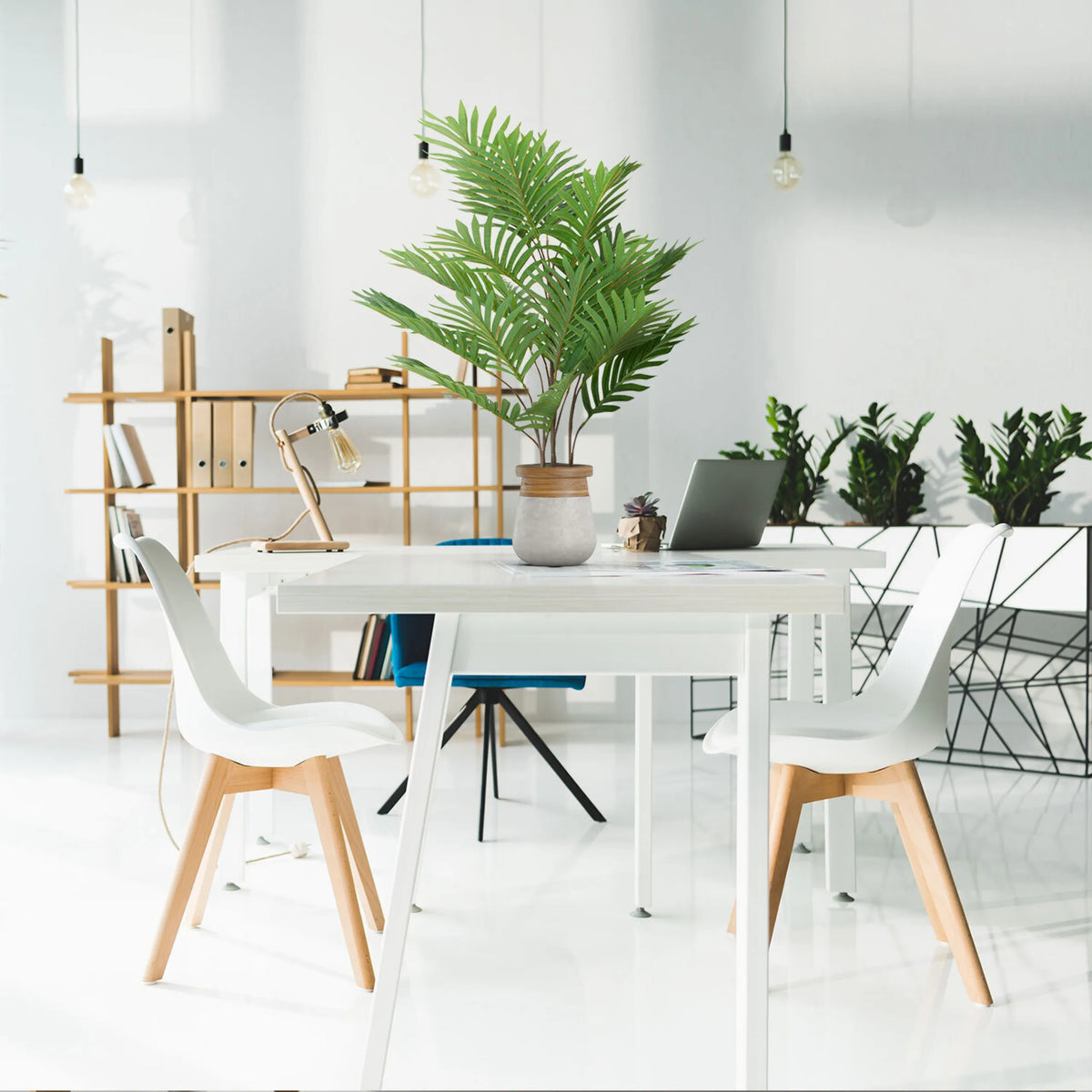 Vihreä tekokasvi ARECA vaaleanharmaassa suojaruukussa valkoisella työpöydällä, valmistaja hjh OFFICE