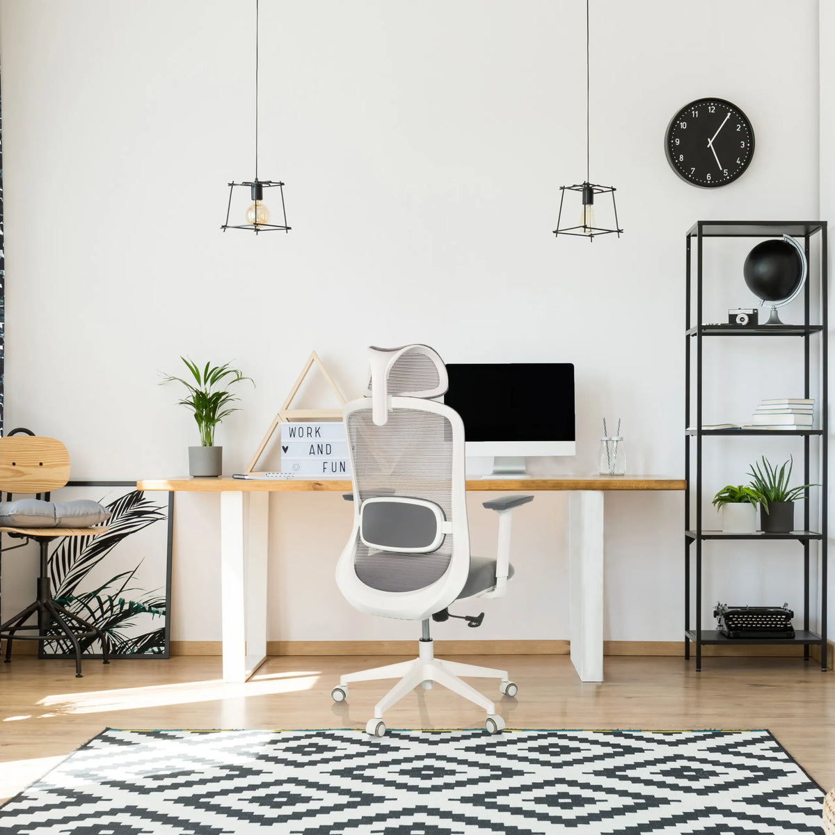 Harmaa Ammattitason toimistotuoli MIKEO G verkkoselkänojalla ja valkoisilla käsinojilla, valmistaja hjh OFFICE