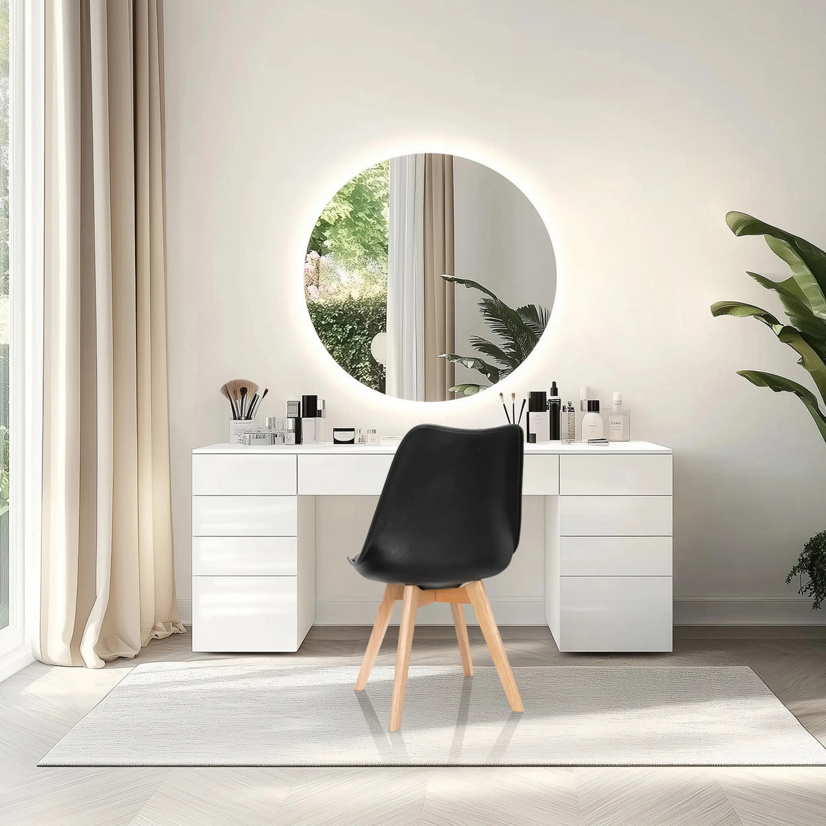 Kuppituoli SCANDI 4 mustana neljällä vaalealla puujalalla valmistaja hjh OFFICE valmistaman kampauspöydän edessä
