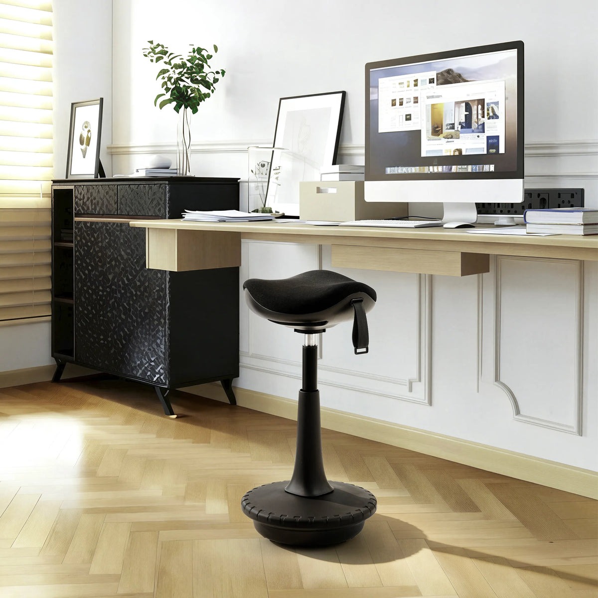 Musta seisomatuki Balance Sit Ergo, jossa on pehmustettu istuin ja pyöreä jalka, valmistaja hjh OFFICE