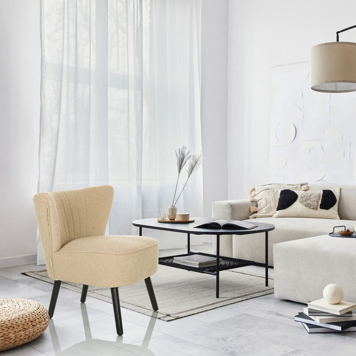 Beige Lepotuoli MANISO mustilla jaloilla modernisti sisustetussa huoneessa, valmistaja hjh LIVING