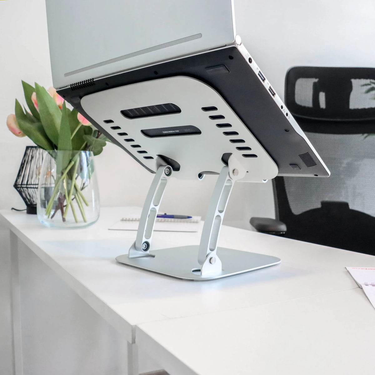 Kannettavan tietokoneen alusta LAPTOP STAND-alustan hopeinen jalka, valmistaja hjh OFFICE