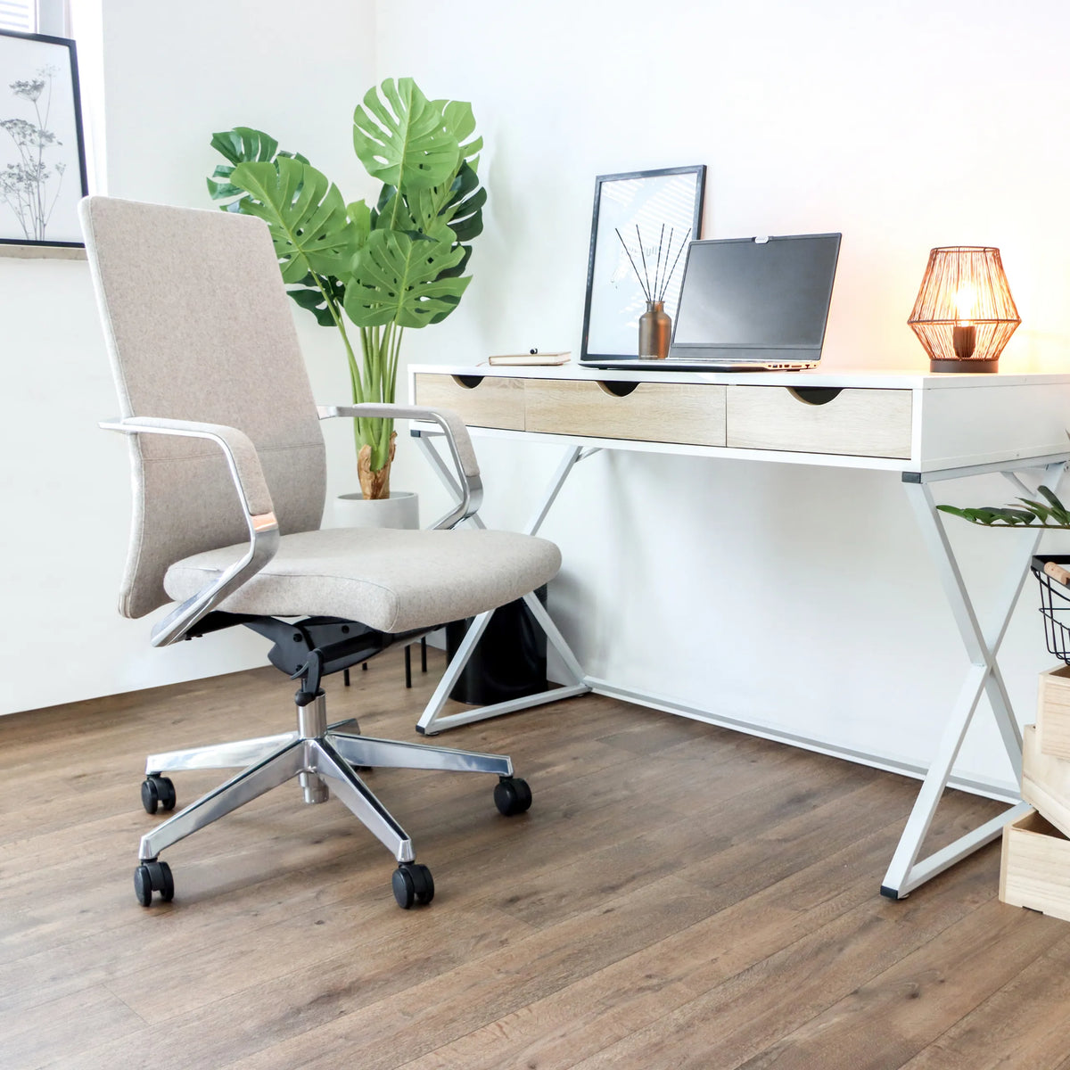 Ammattitason toimistotuoli BESSONA beigeenä käsinojilla ja pyörillä valkoisen työpöydän edessä, valmistaja hjh OFFICE