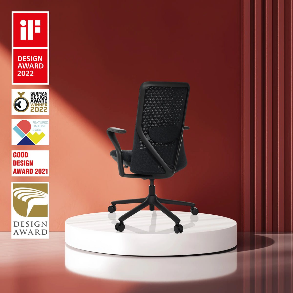 Musta High End -toimistotuoli VERVIO verkkoselkänojalla valkoisella korokkeella, valmistaja hjh OFFICE
