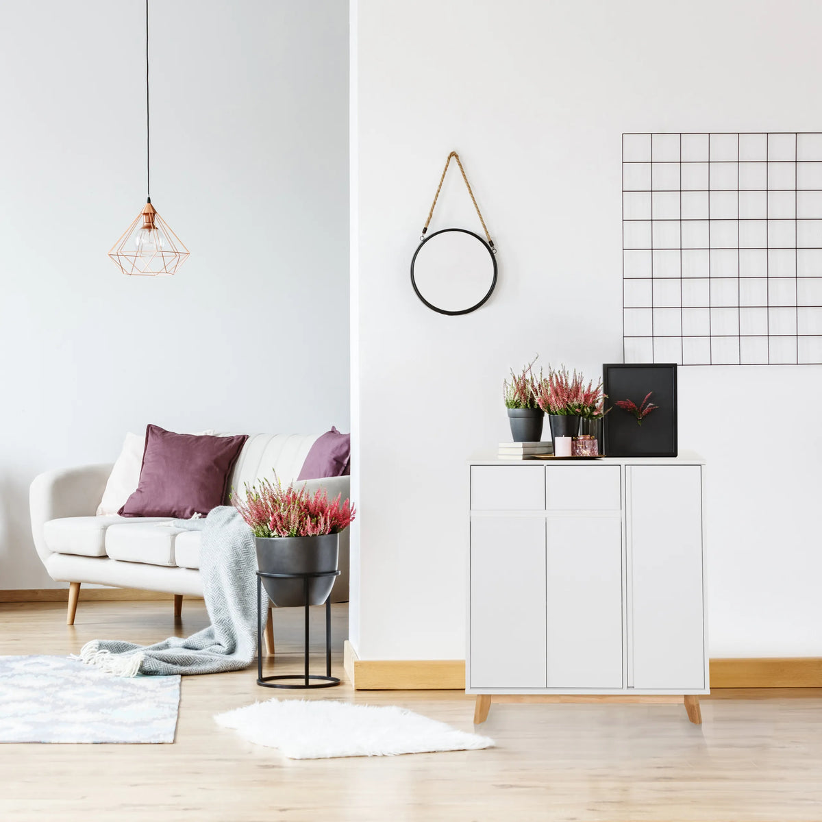 Valkoinen lipasto ESTHA kahdella ovella ja vaaleilla puujaloilla valoisassa olohuoneessa, valmistaja hjh LIVING