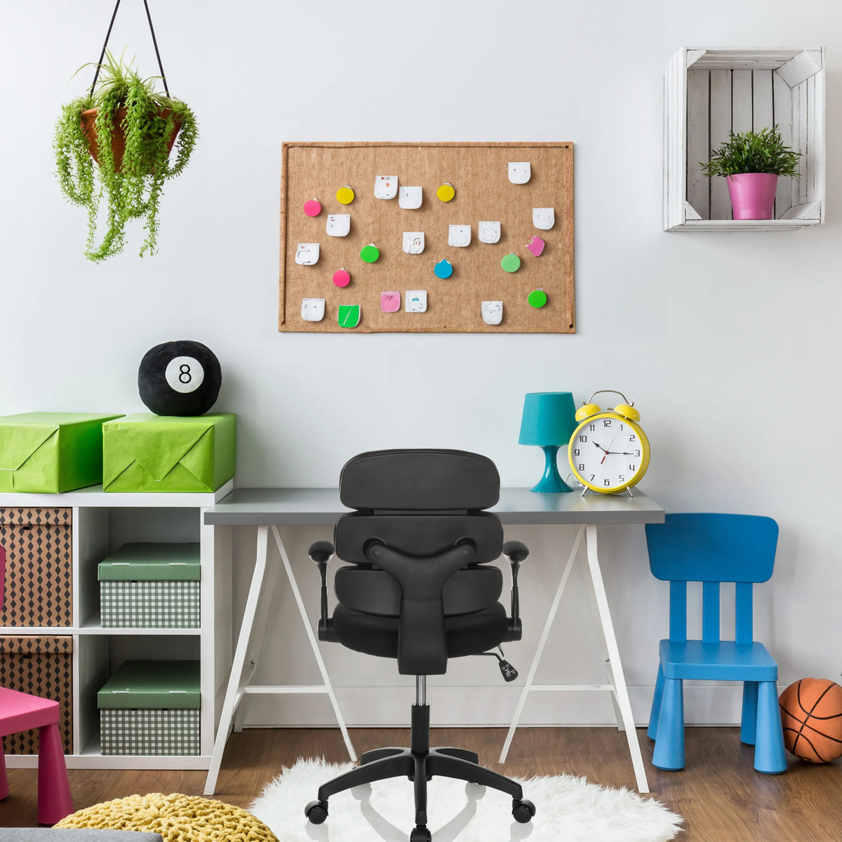 Musta Lasten pyörivä tuoli KID ERGOLINO B käsinojilla ja pyörillä työpöydän edessä, valmistaja hjh OFFICE