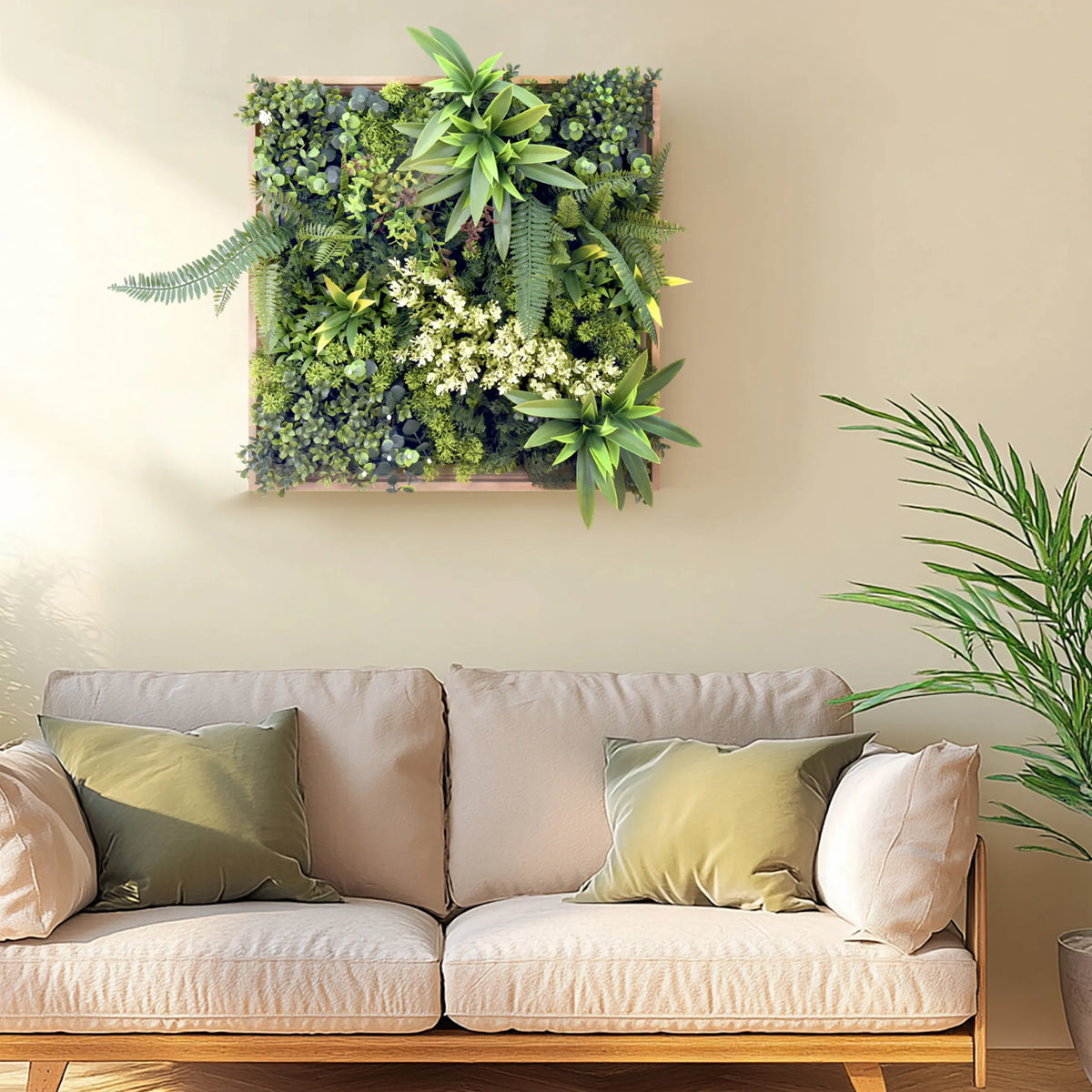 Vihreä kasvimatto LEAFLUXE WALL 1 neliönmuotoisena seinätauluna sohvan yläpuolella, valmistaja hjh LIVING