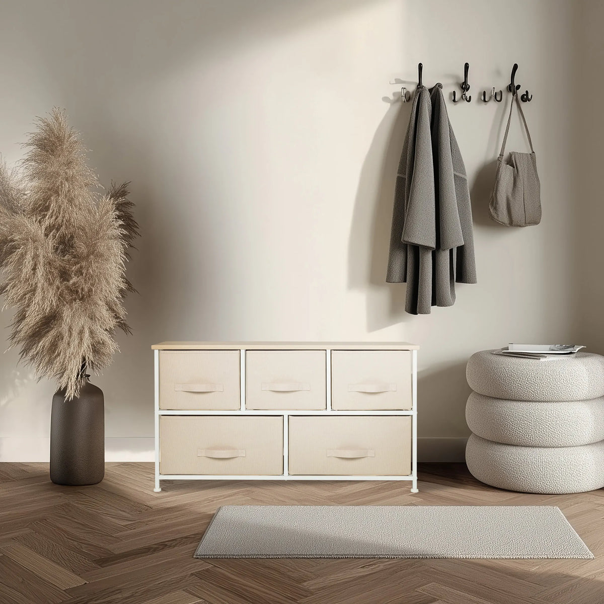 Beige FOLDAR-lipasto, jossa on viisi kangaslaatikkoa ja valkoinen runko, valmistaja hjh LIVING