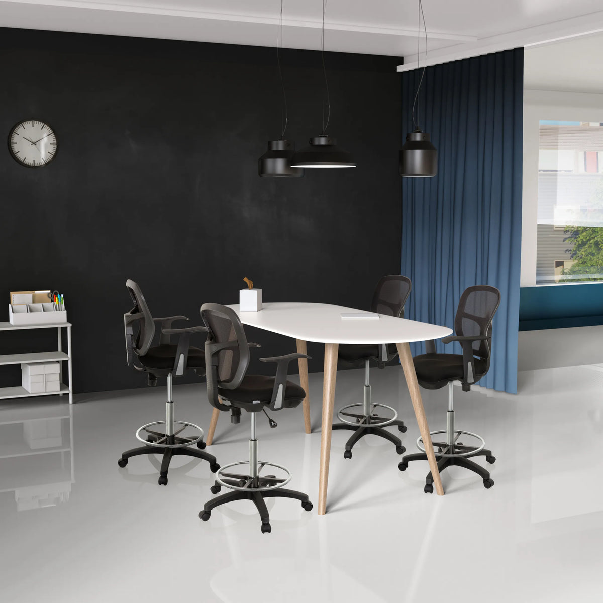 Neljä mustaa korkeaa työtuolia TOP WORK 108 jalkatuilla valkoisen soikean pöydän ääressä, valmistaja hjh OFFICE