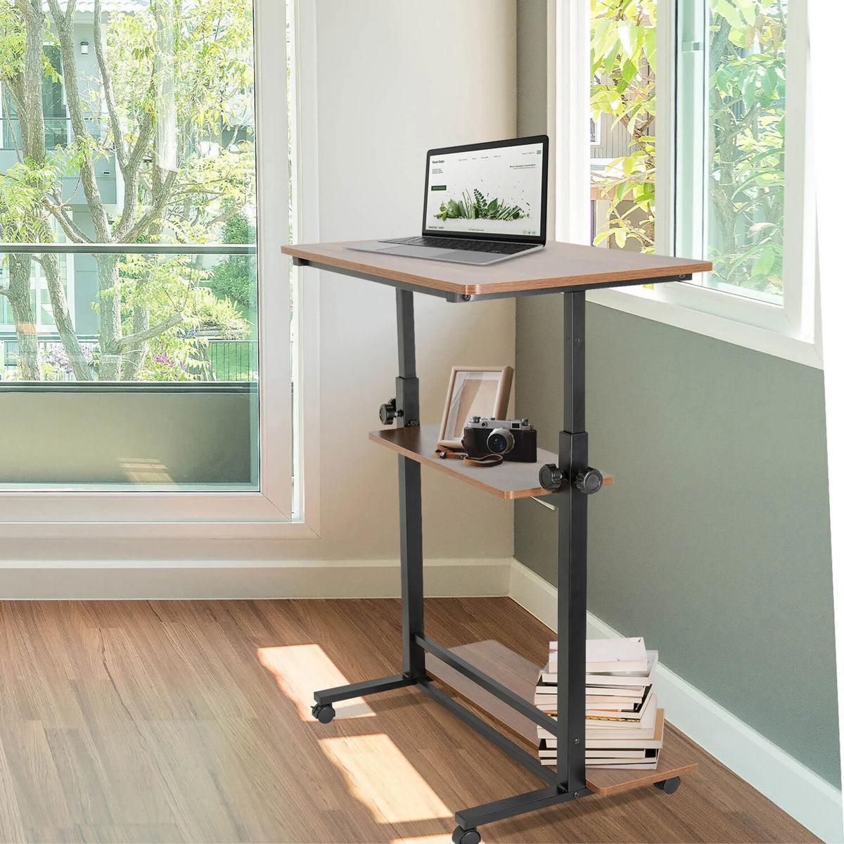 Seisomatyöpöytä WORKSTATION II mustana ja pähkinäpuuna, jossa on kaksi hyllyä ja pyörät, valmistaja hjh OFFICE