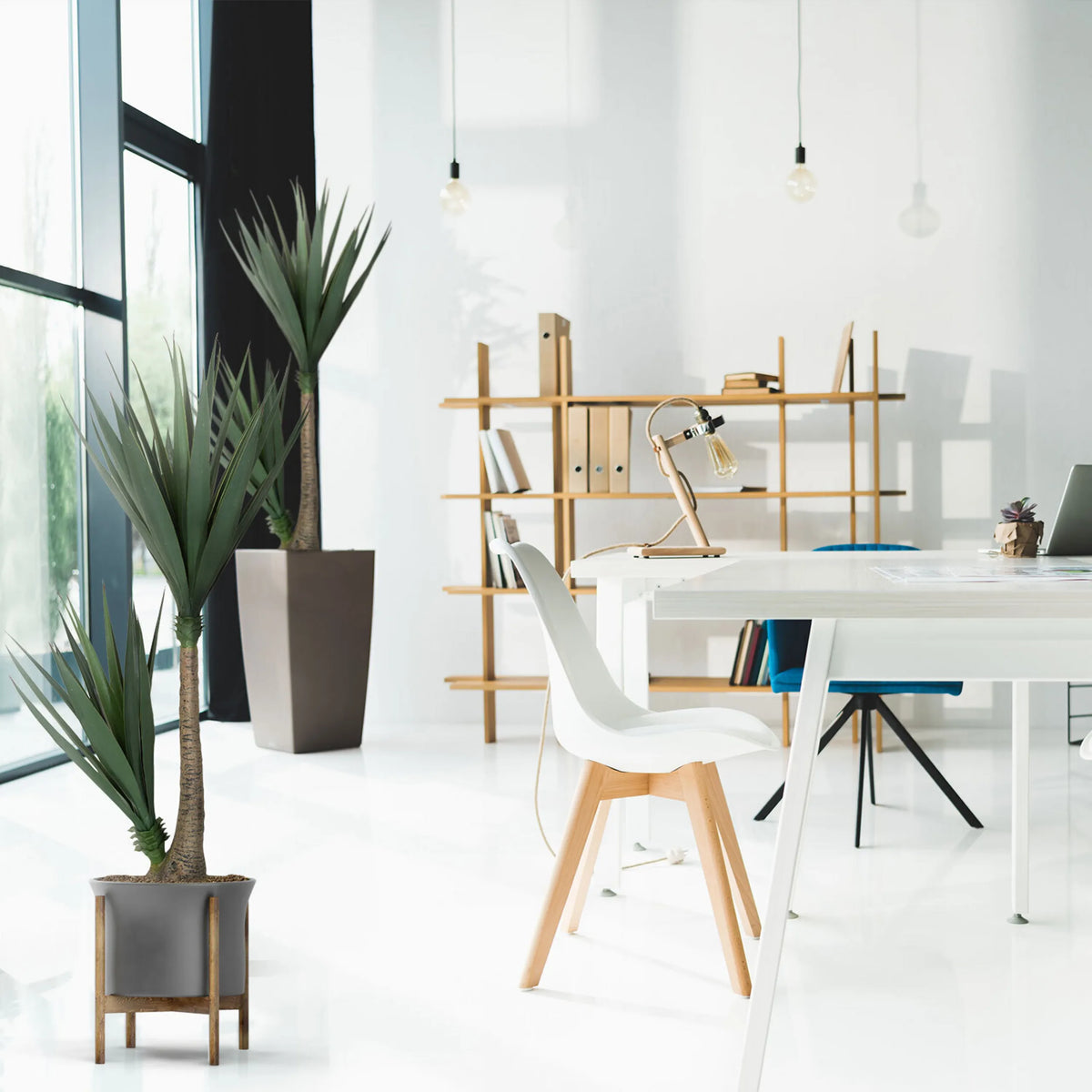Tekokasvi YUCCA vihreänä harmaassa ruukussa ja puujalustalla, valmistaja hjh OFFICE