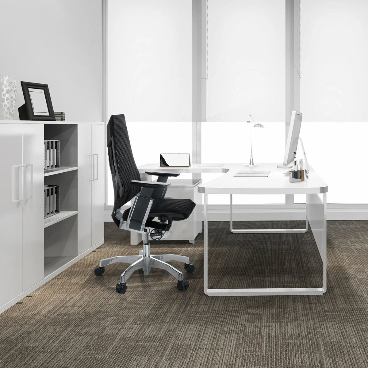 High End -toimistotuoli GENIDIA mustana verkkoselkänojalla ja alumiinituella, valmistaja hjh OFFICE