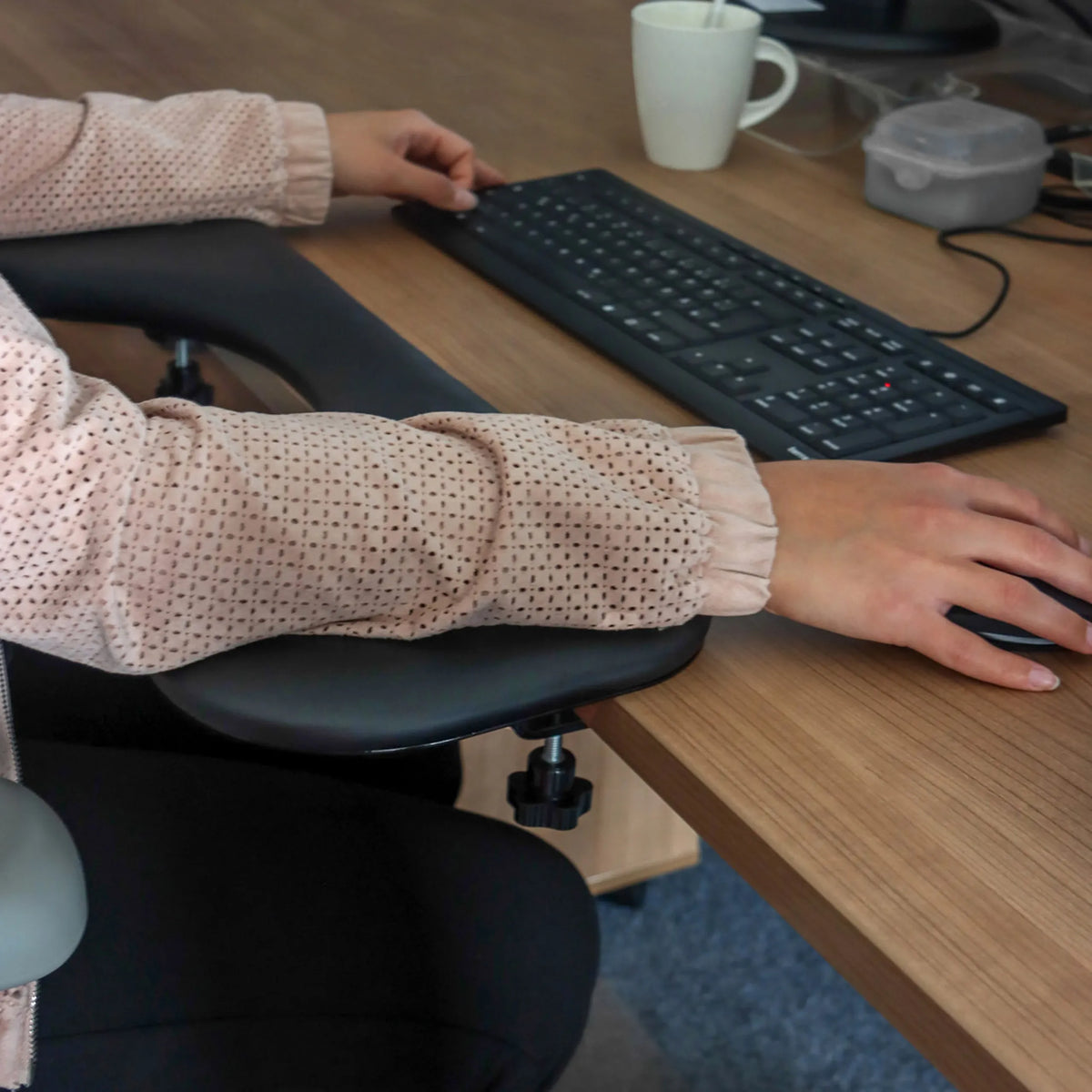 Mallin RELEX RT2 musta käsinoja työpöydällä näppäimistön ja hiiren kanssa, valmistaja hjh OFFICE