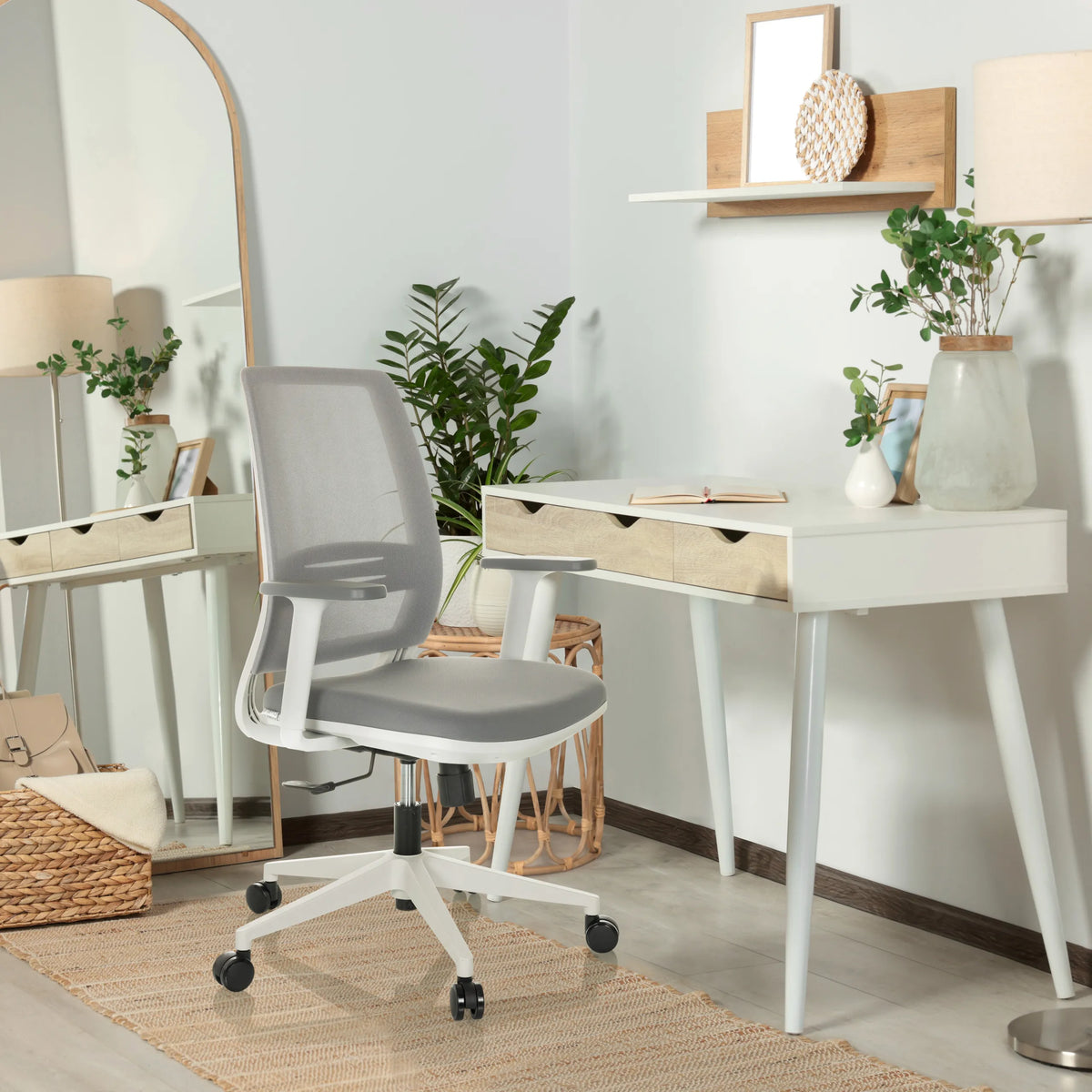 Harmaa Home Office -toimistotuoli PROFONDO ECO W käsinojilla ja pyörillä valoisassa tilassa, valmistaja hjh OFFICE