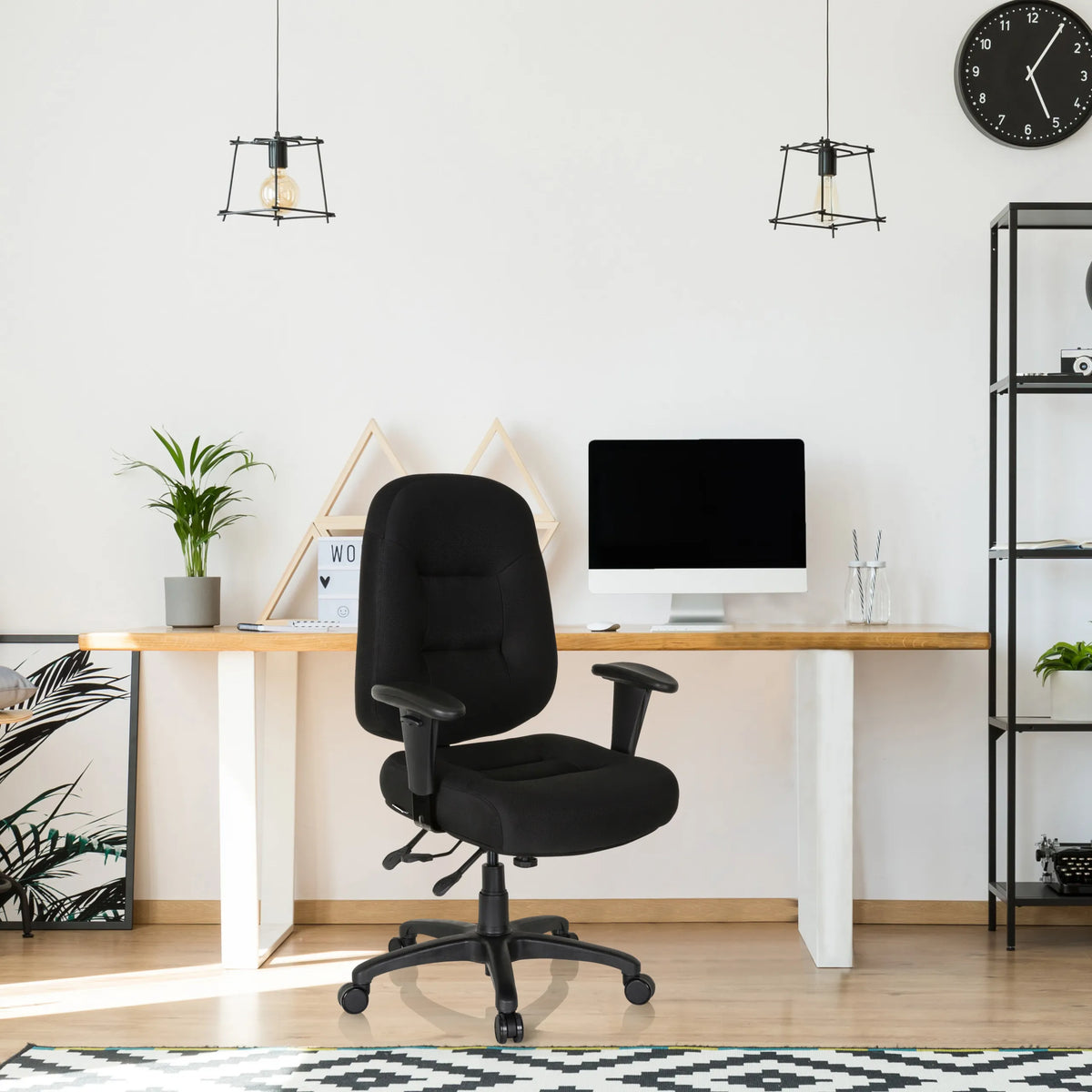 Musta Ammattitason toimistotuoli ZENIT XXL käsinojilla ja pyörillä työpöydän ääressä, valmistaja hjh OFFICE