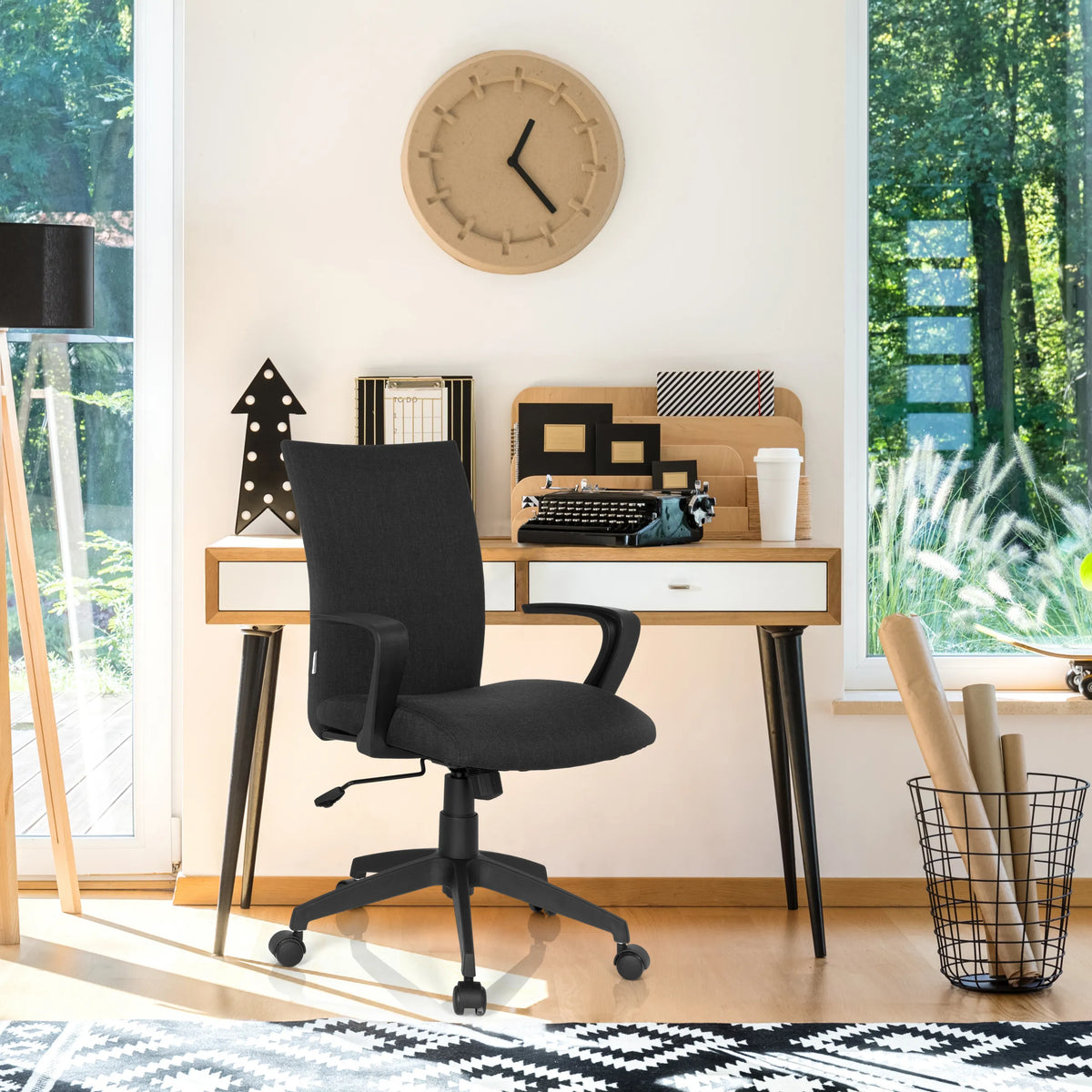 Musta Home Office -toimistotuoli SOFT käsinojilla ja pyörillä pöydän edessä, valmistaja hjh OFFICE